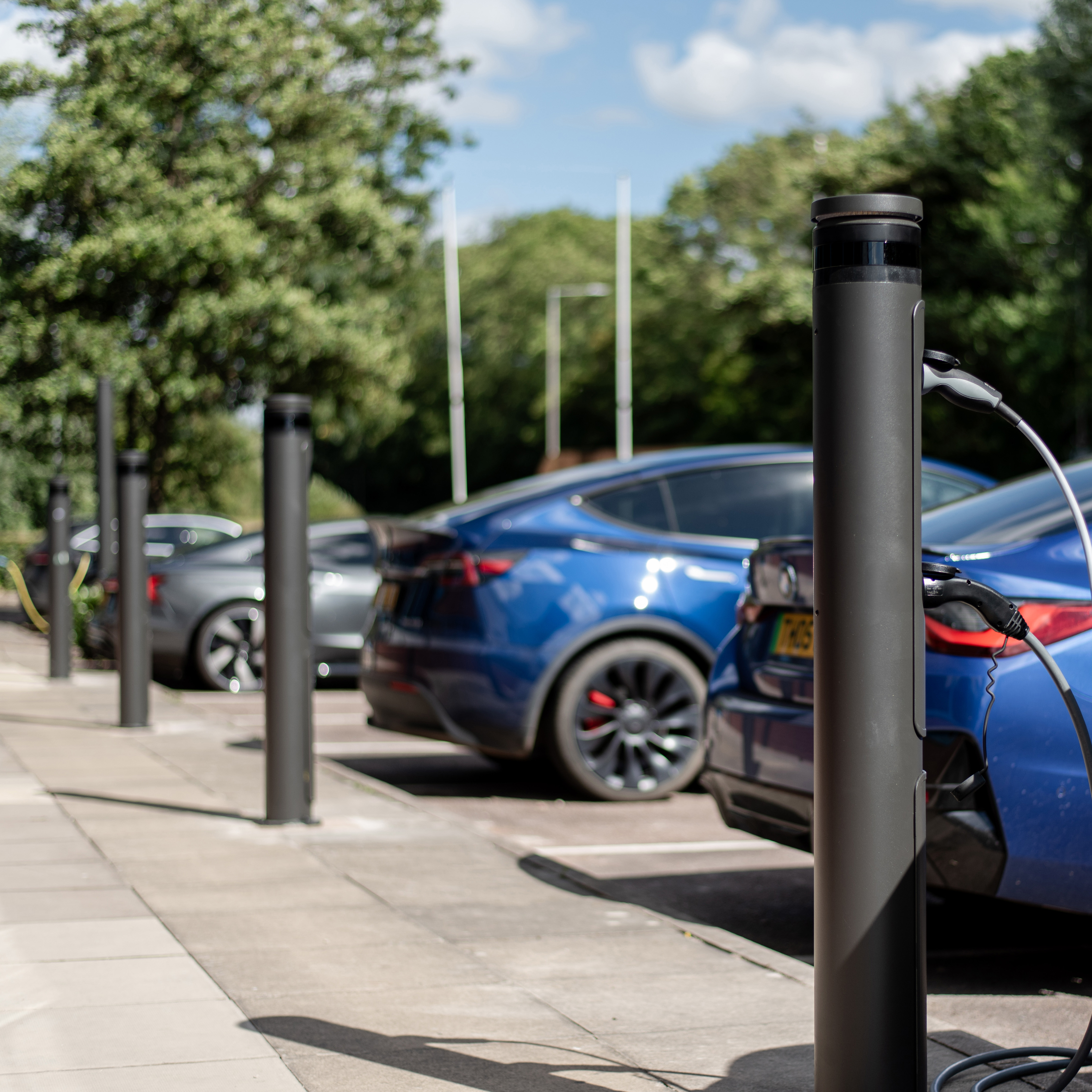 Ratio io7 dubbele laadpalen bij elektrische auto's op een zakelijke parkeerplaats